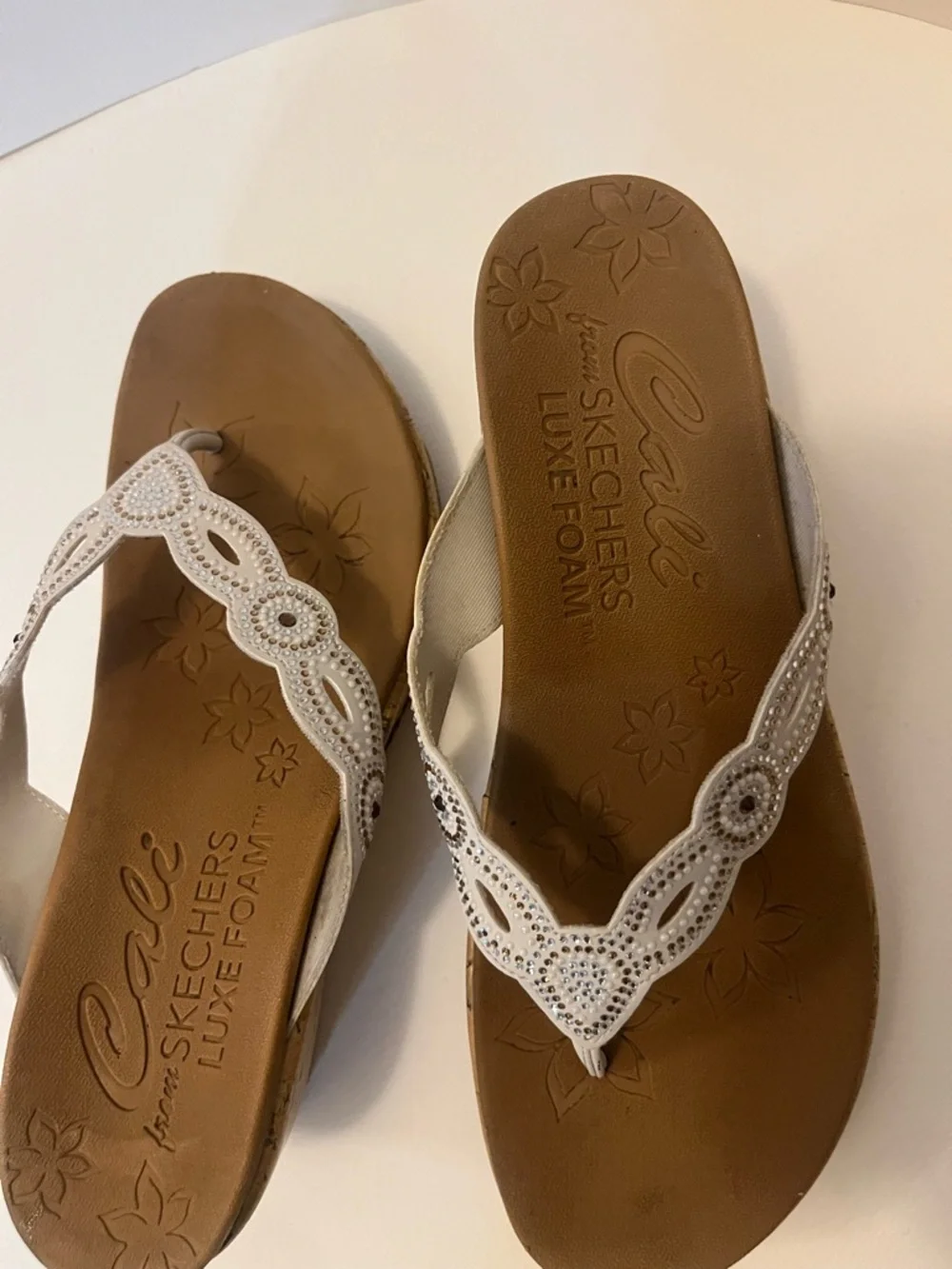 Skechers Women's White Beaded Luxe Foam Thong Sandals - Picture 1 of 6